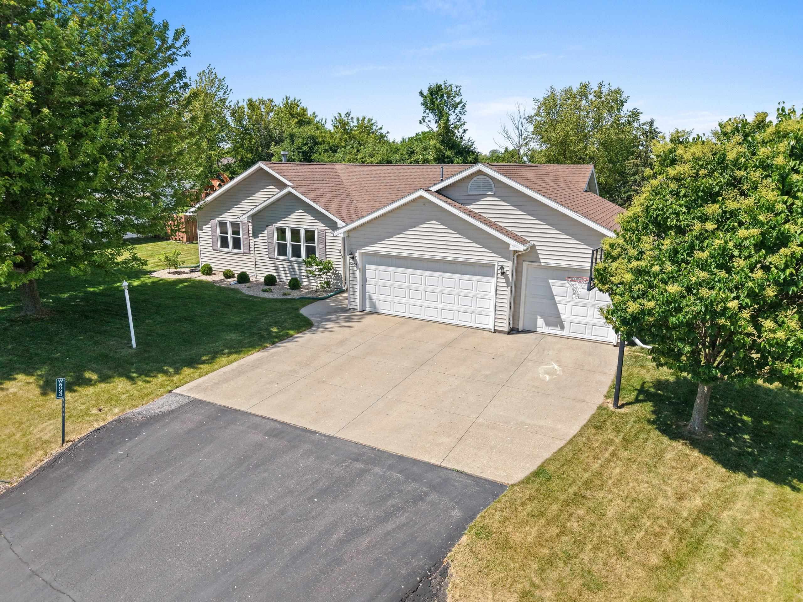 W6034 Paige Way Appleton, WI 54915 - Photo 3 of 48