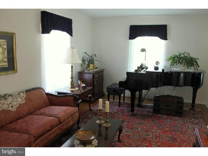 415 Apple Road Edgewater Park, NJ 08010 - Photo 2 of 23 Living Room
