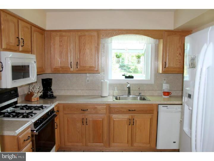 415 Apple Road Edgewater Park, NJ 08010 - Photo 6 of 23 Kitchen