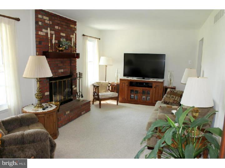 415 Apple Road Edgewater Park, NJ 08010 - Photo 9 of 23 Family Room
