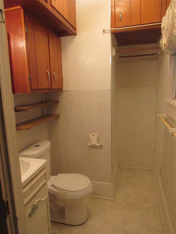 101 East Murray Street Denison, TX 75021 - Photo 20 of 32 a bathroom with a toilet and a sink