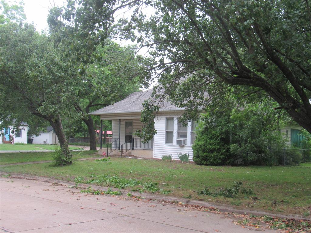 101 East Murray Street Denison, TX 75021 - Photo 2 of 32 a front view of a house with garden