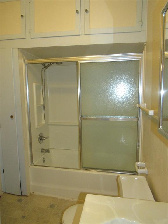 101 East Murray Street Denison, TX 75021 - Photo 28 of 32 a bathroom with a shower