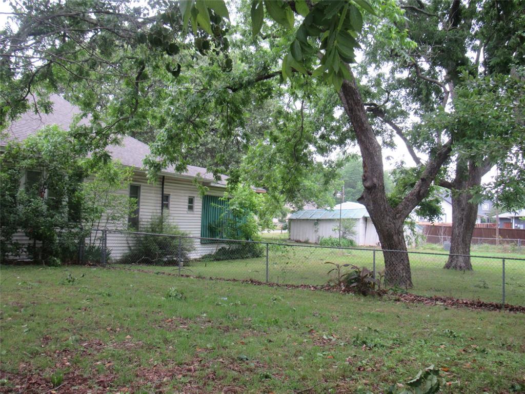 101 East Murray Street Denison, TX 75021 - Photo 4 of 32 a front view of a house with garden
