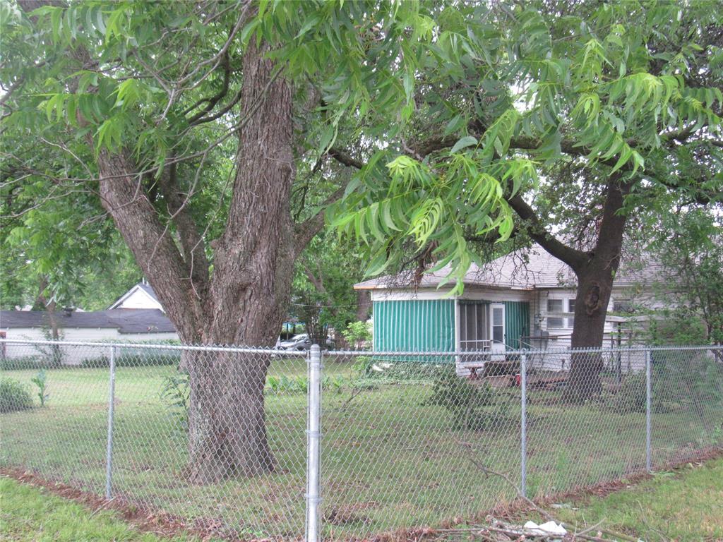 101 East Murray Street Denison, TX 75021 - Photo 6 of 32 a front view of a house with garden
