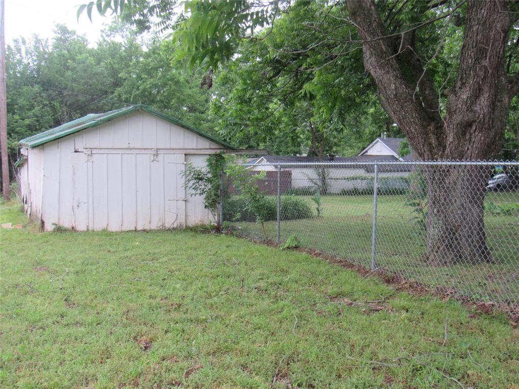 101 East Murray Street Denison, TX 75021 - Photo 7 of 32 a backyard of a house with lots of green space