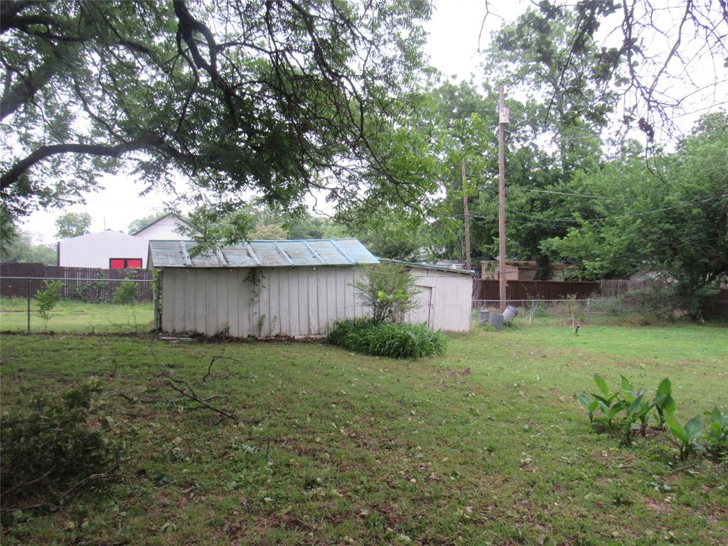 101 East Murray Street Denison, TX 75021 - Photo 9 of 32 a view of a back yard