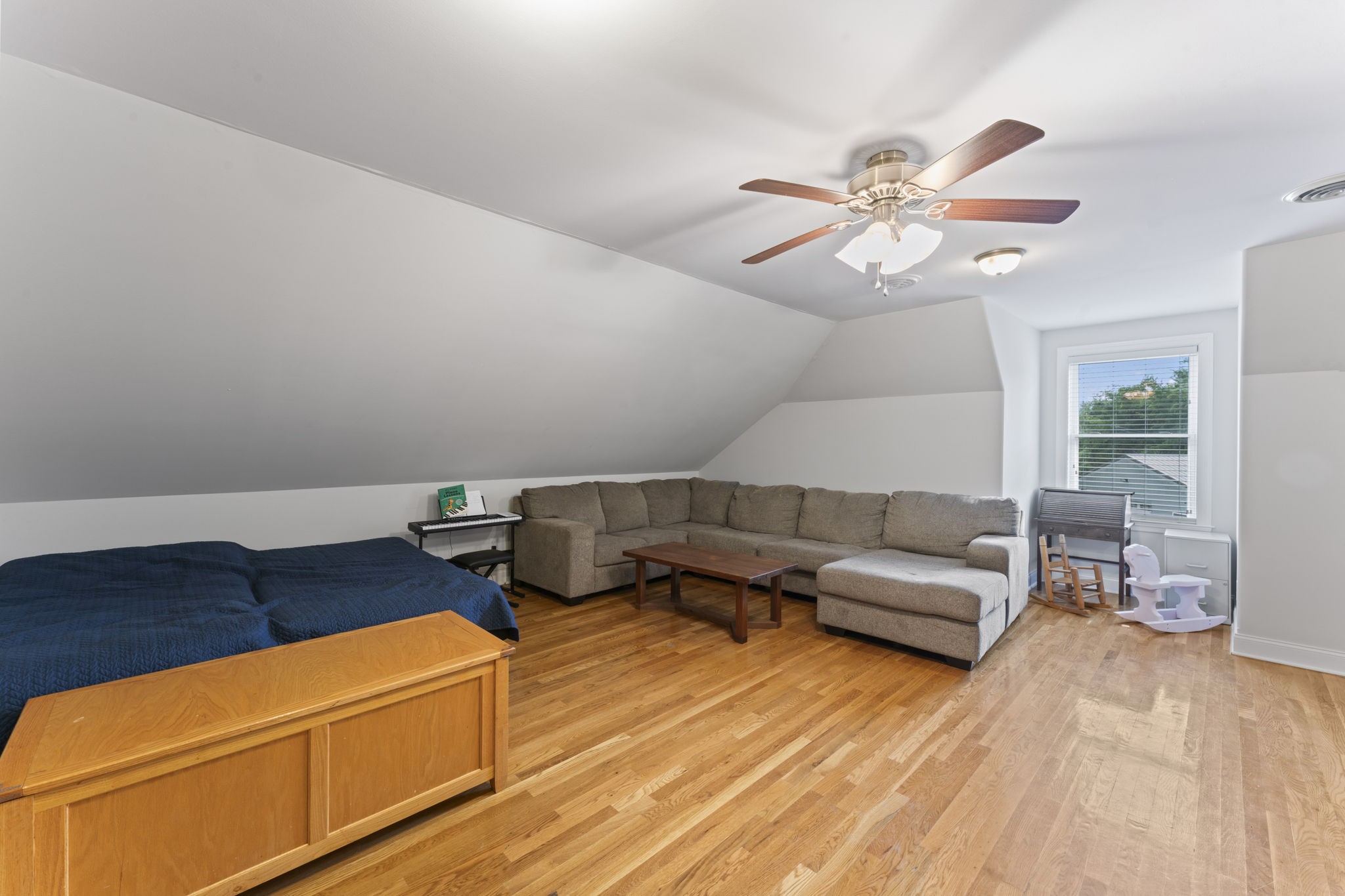 11237 Newtown Road Unionville, TN 37180 - Photo 30 of 46 a living room with furniture and a rug