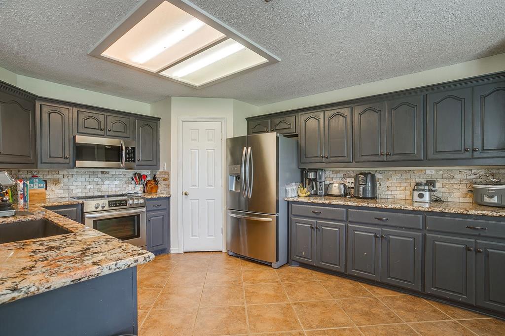 1050 Hampel Road Palmer, TX 75152 - Photo 15 of 35 a kitchen with stainless steel appliances granite countertop a refrigerator stove and sink