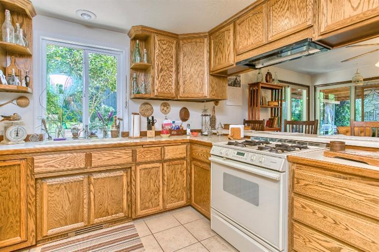 4458 Hillcrest Road Medford, OR 97504 - Photo 4 of 27 Additional Photo