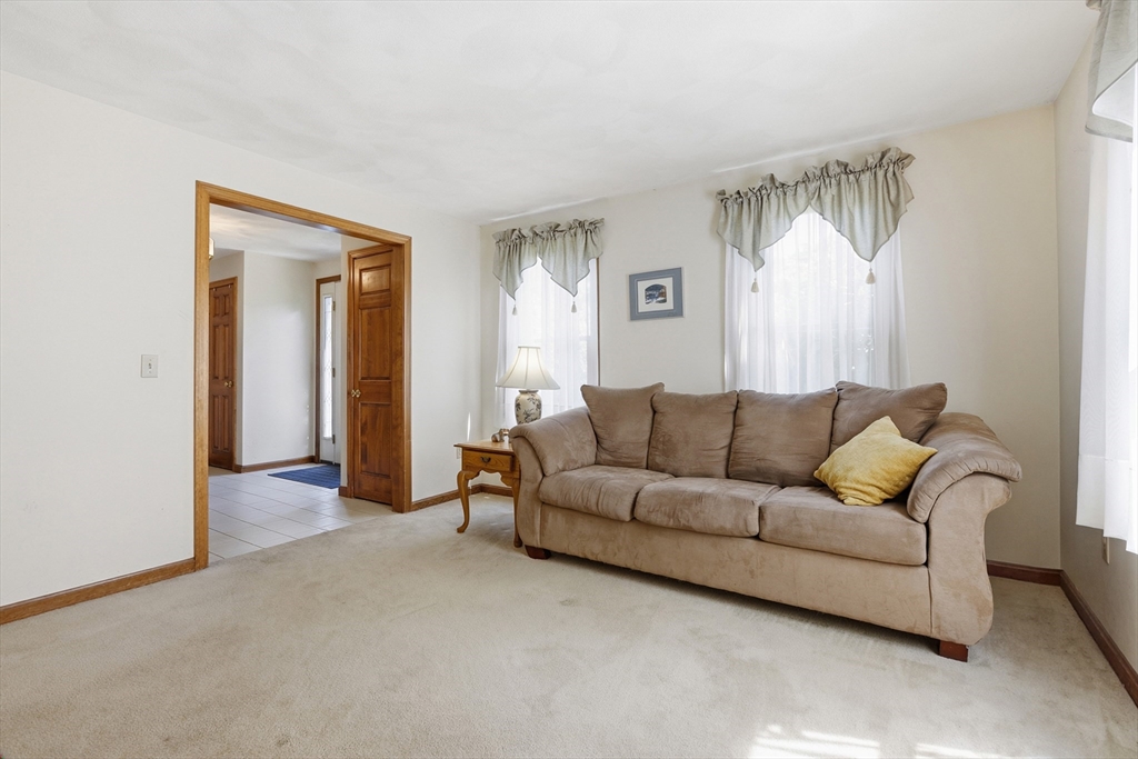 4 Oneida Place Hudson, MA 01749 - Photo 7 of 42