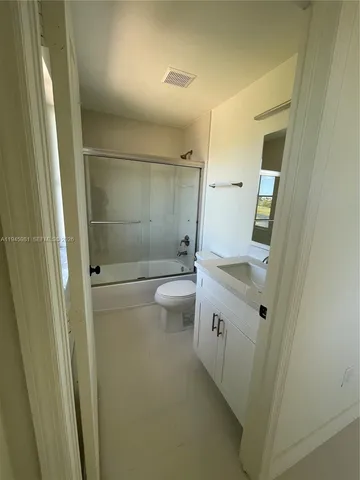 a view of entryway and hall