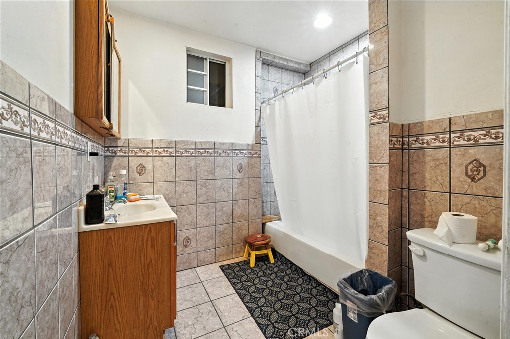 6178 Roy Street Los Angeles, CA 90042 - Photo 22 of 44 Large Bathroom