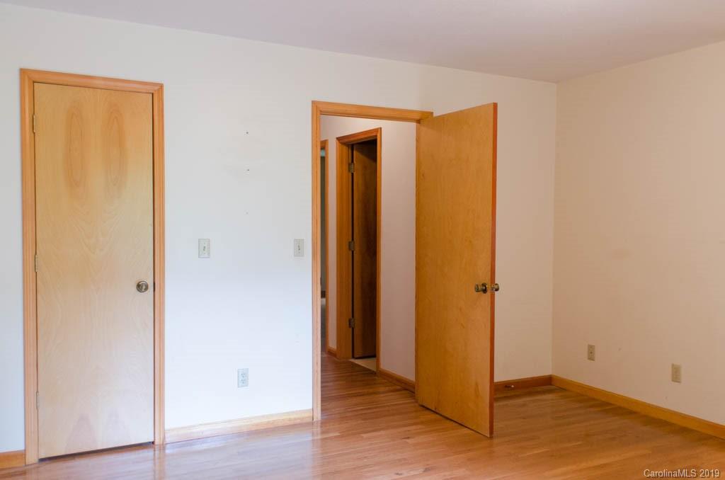 1086 Oleta Road Hendersonville, NC 28792 - Photo 17 of 25 Gallery Image 17