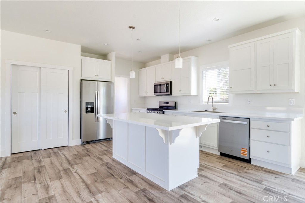 19165 Spalding Avenue Riverside, CA 92508 - Photo 10 of 32 Kitchen Island