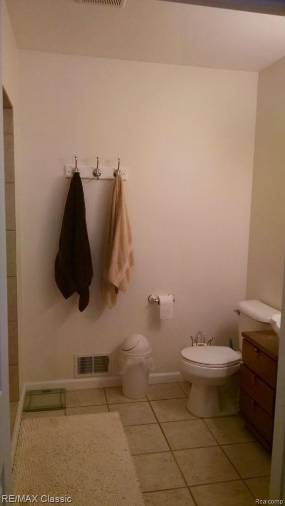 1810 Lochaven Road West Bloomfield, MI 48324 - Photo 36 of 40 Ceramic tile Flooring