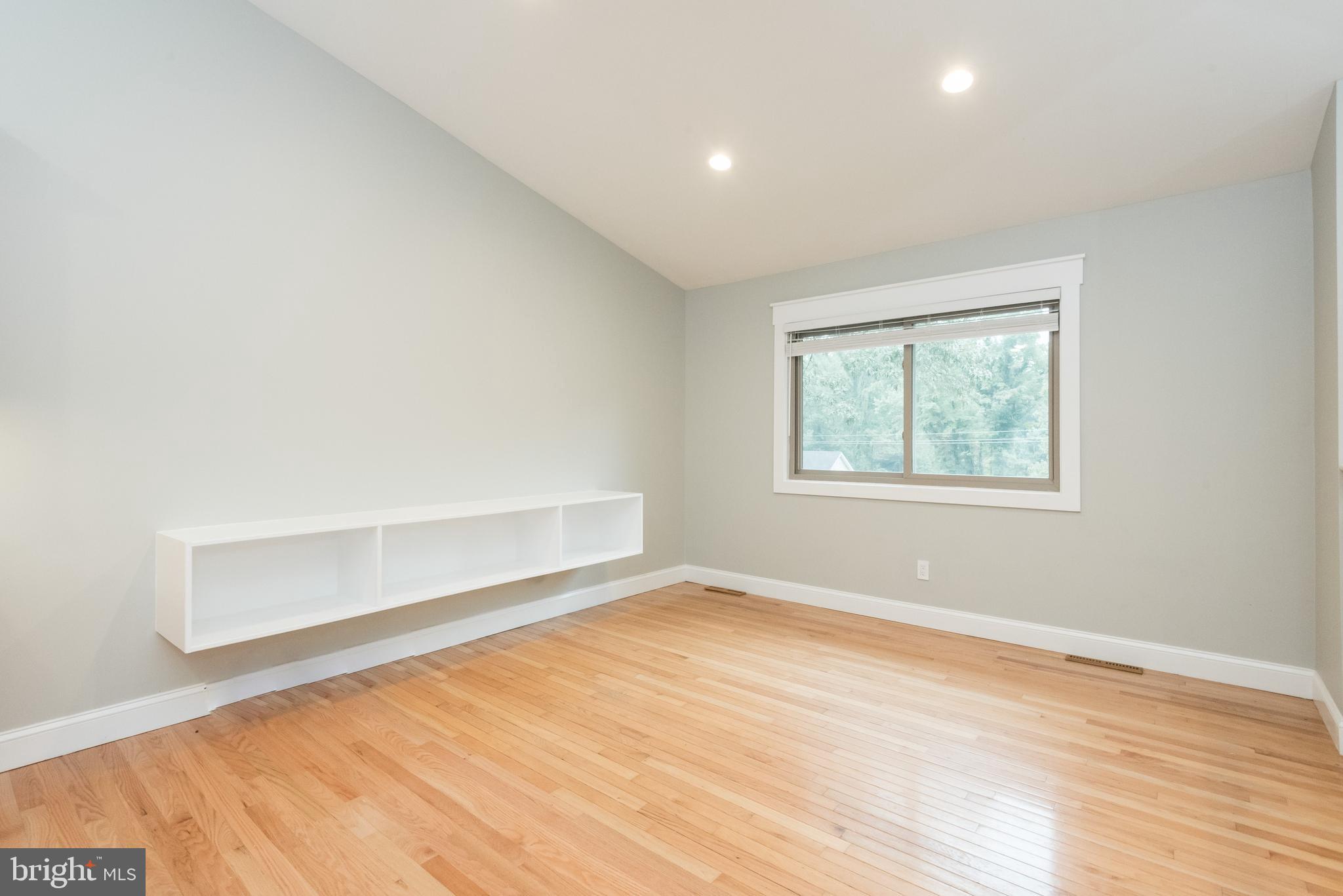 922 Shore Acres Road Arnold, MD 21012 - Photo 5 of 26 Living Room 2 of 2