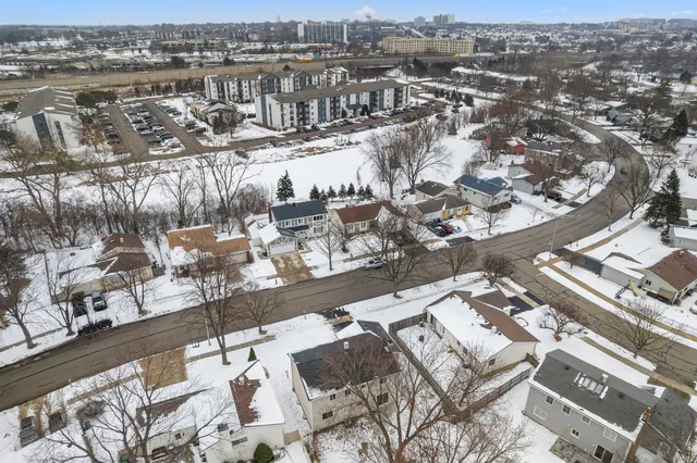 $600,000 | 1021 Foxworth Boulevard, Lombard, IL 60148