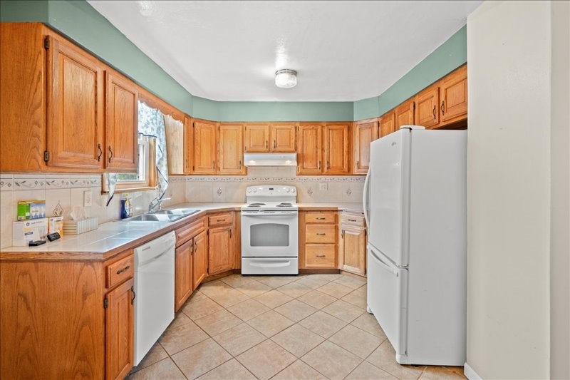 931 Westminster Road Endicott, NY 13760 - Photo 7 of 48
