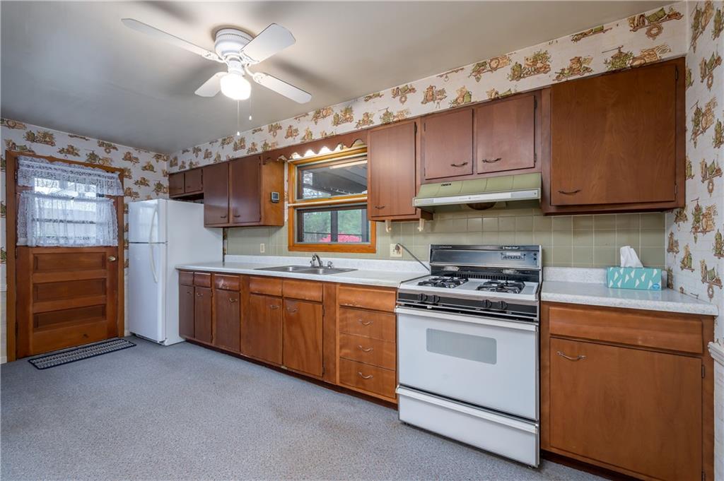 117 Black Road Harrisville, PA 16038 - Photo 5 of 25