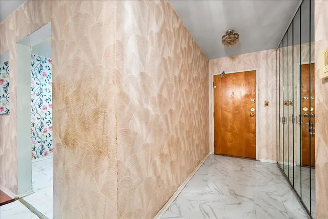 $215,000 | 6800 North California Avenue, Unit 4H, Chicago, IL 60645