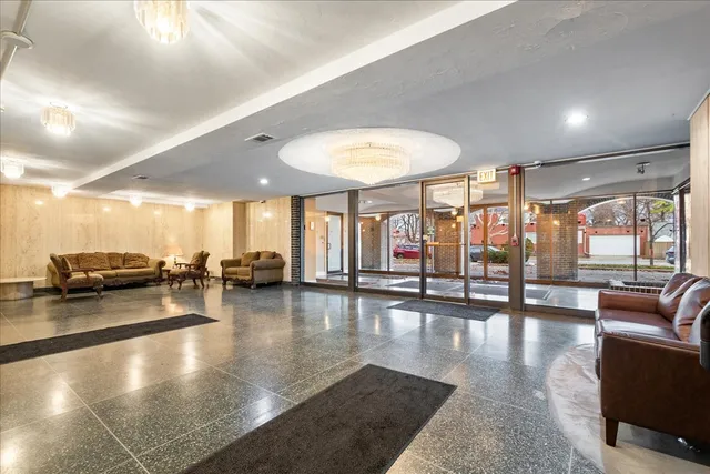 $215,000 | 6800 North California Avenue, Unit 4H, Chicago, IL 60645