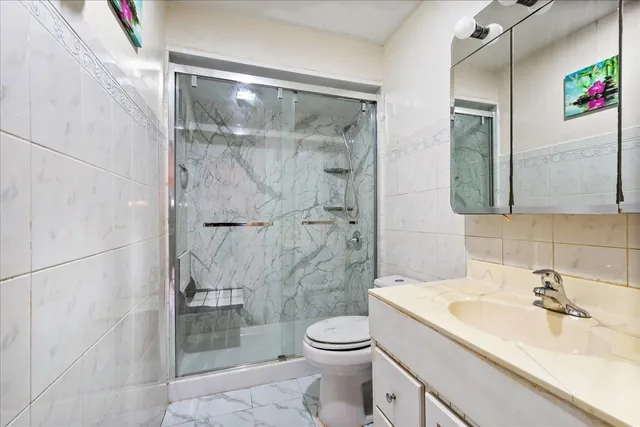 $215,000 | 6800 North California Avenue, Unit 4H, Chicago, IL 60645