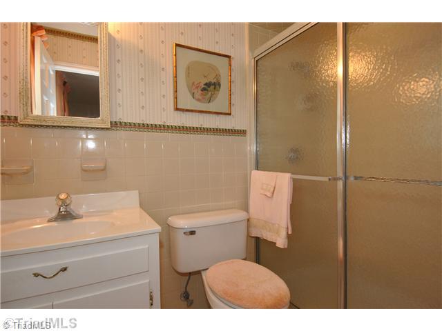 381 Stanaford Road Winston-Salem, NC 27104 - Photo 11 of 16 Bath.
