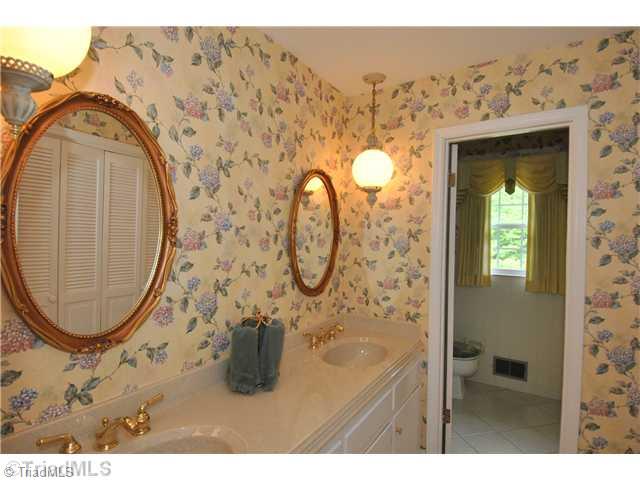 381 Stanaford Road Winston-Salem, NC 27104 - Photo 12 of 16 Bath.