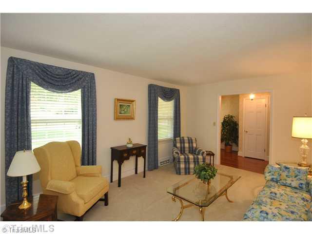 381 Stanaford Road Winston-Salem, NC 27104 - Photo 3 of 16 Living Room.