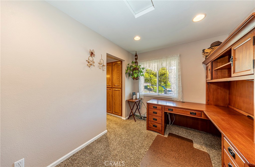 41715 River Falls Road Oakhurst, CA 93644 - Photo 31 of 65 a room with furniture and window