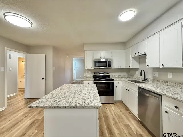 $1,195 | 705 South Porter Avenue, Tyler, TX 75701