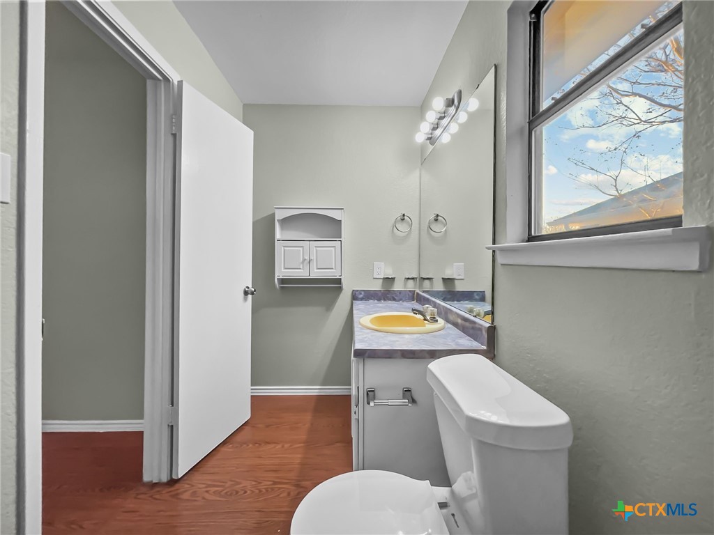 5009 Ridge Haven Drive Killeen, TX 76543 - Photo 9 of 16 a view of bathroom with bathtub a toilet and a sink