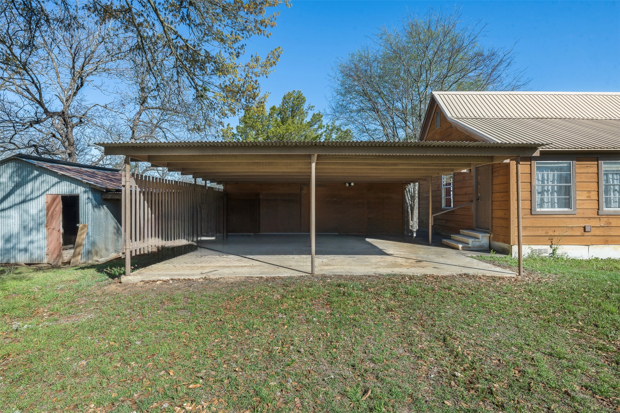 809 Main Street Lexington, TX 78947 - Photo 4 of 23 a house with trees in the background