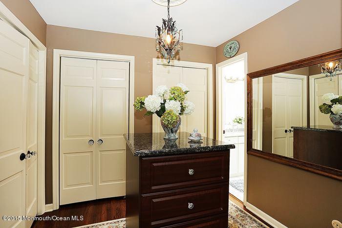 33 Huntley Road Holmdel, NJ 07733 - Photo 19 of 34 dressingroom_700