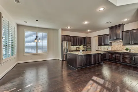 $819,000 | 25 Red Moon Place, The Woodlands, TX 77375