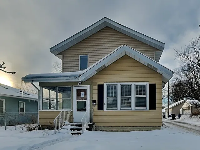 $1,966 | 891 Hazelwood Street, St. Paul, MN 55106