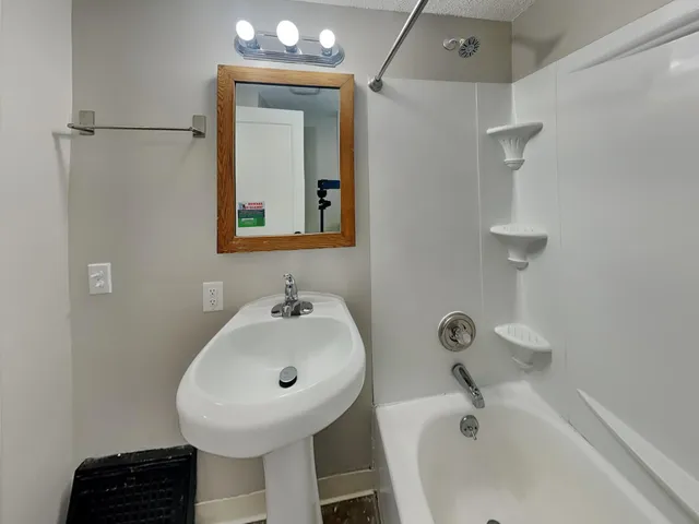 $1,966 | 891 Hazelwood Street, St. Paul, MN 55106