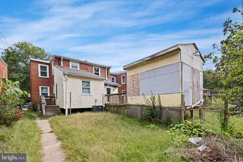 a view of a house with a back yard
