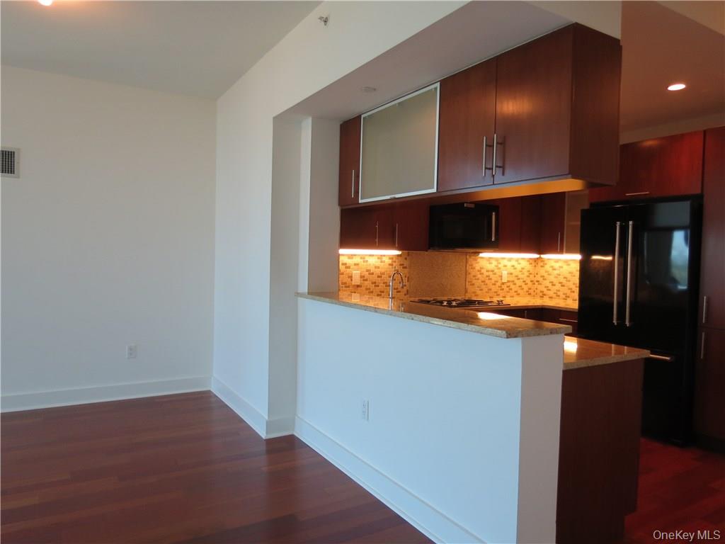 175 Huguenot Street, Unit 1801 New Rochelle, NY 10801 - Photo 5 of 26 Kitchen open to dining area
