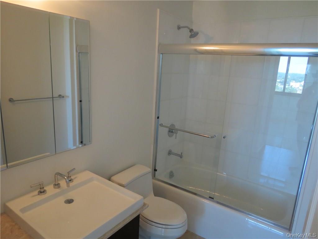 175 Huguenot Street, Unit 1801 New Rochelle, NY 10801 - Photo 8 of 26 Full hall bath