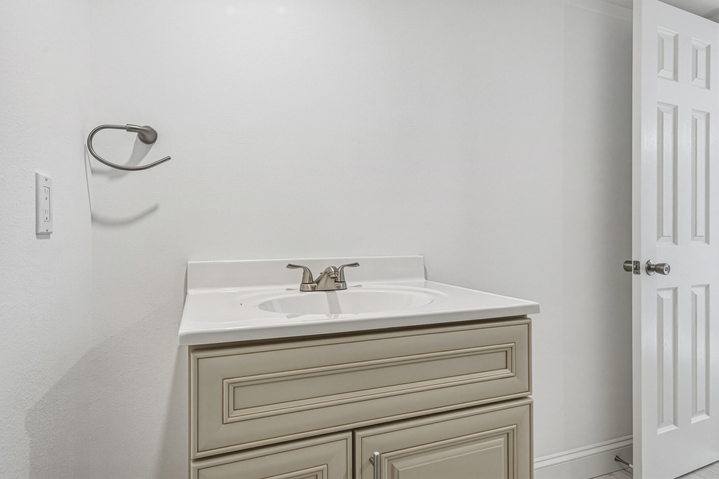 4249 Barlow Road Crestview, FL 32536 - Photo 23 of 40 a bathroom with a sink and a mirror