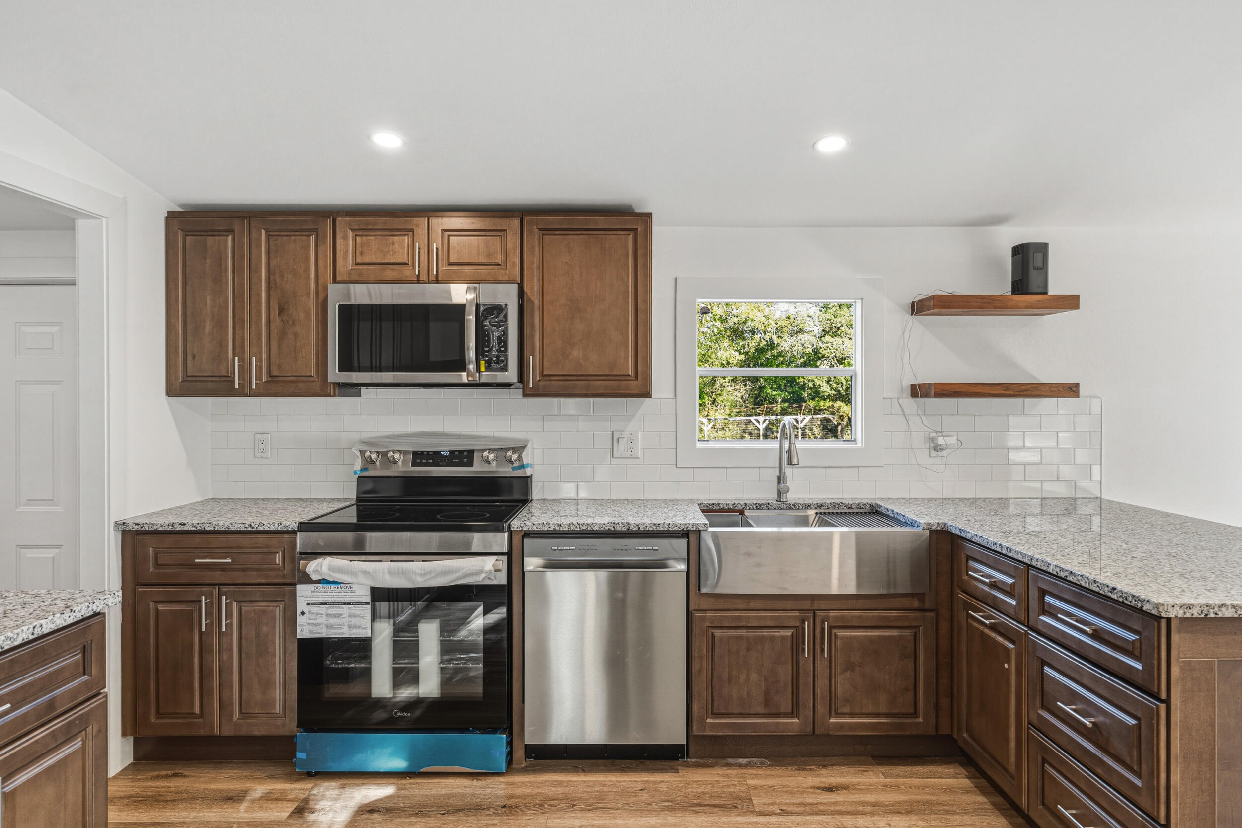 4249 Barlow Road Crestview, FL 32536 - Photo 10 of 40 kitchen