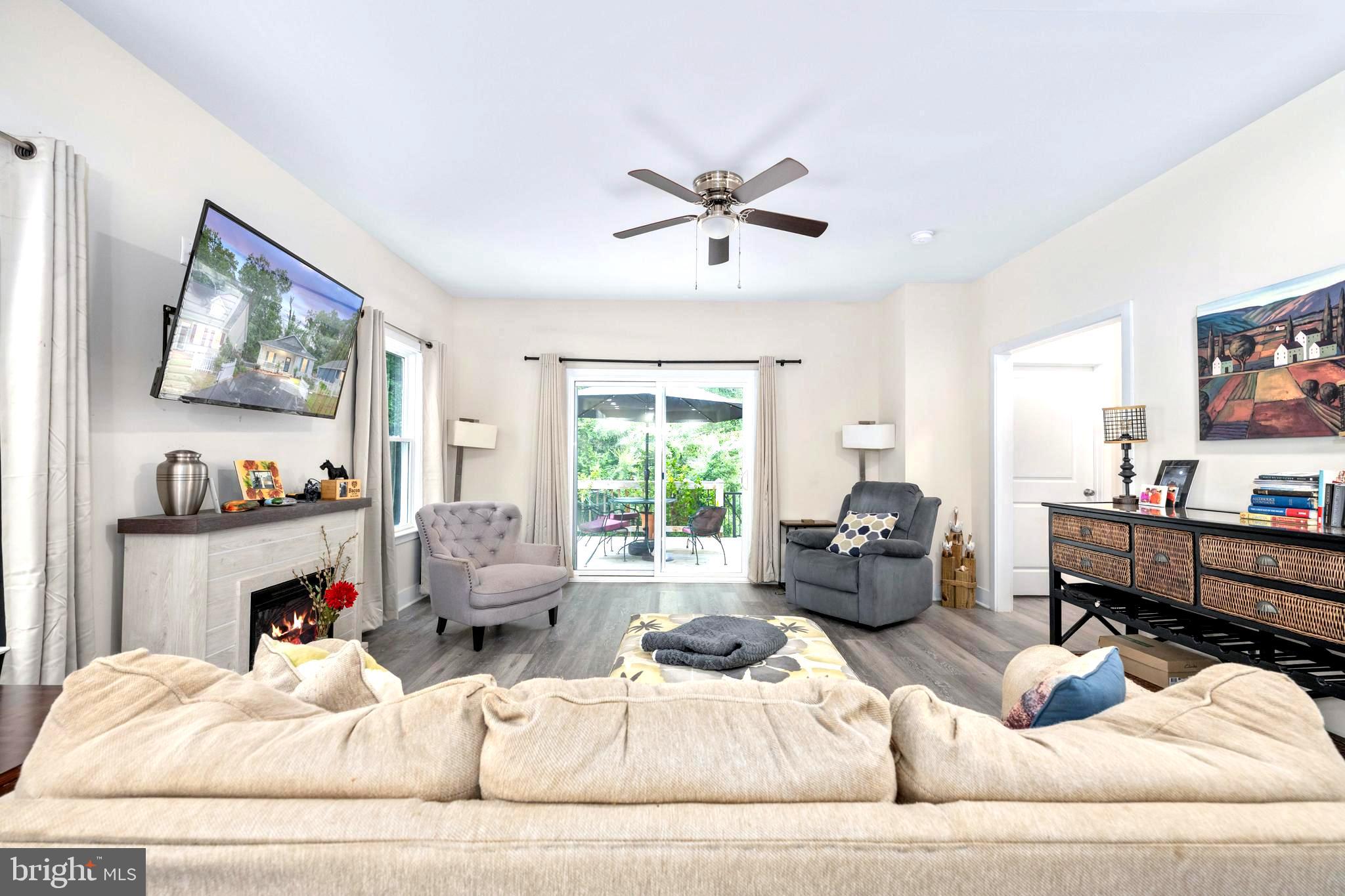 137 12th Street Colonial Beach, VA 22443 - Photo 31 of 66 a living room with furniture and a window
