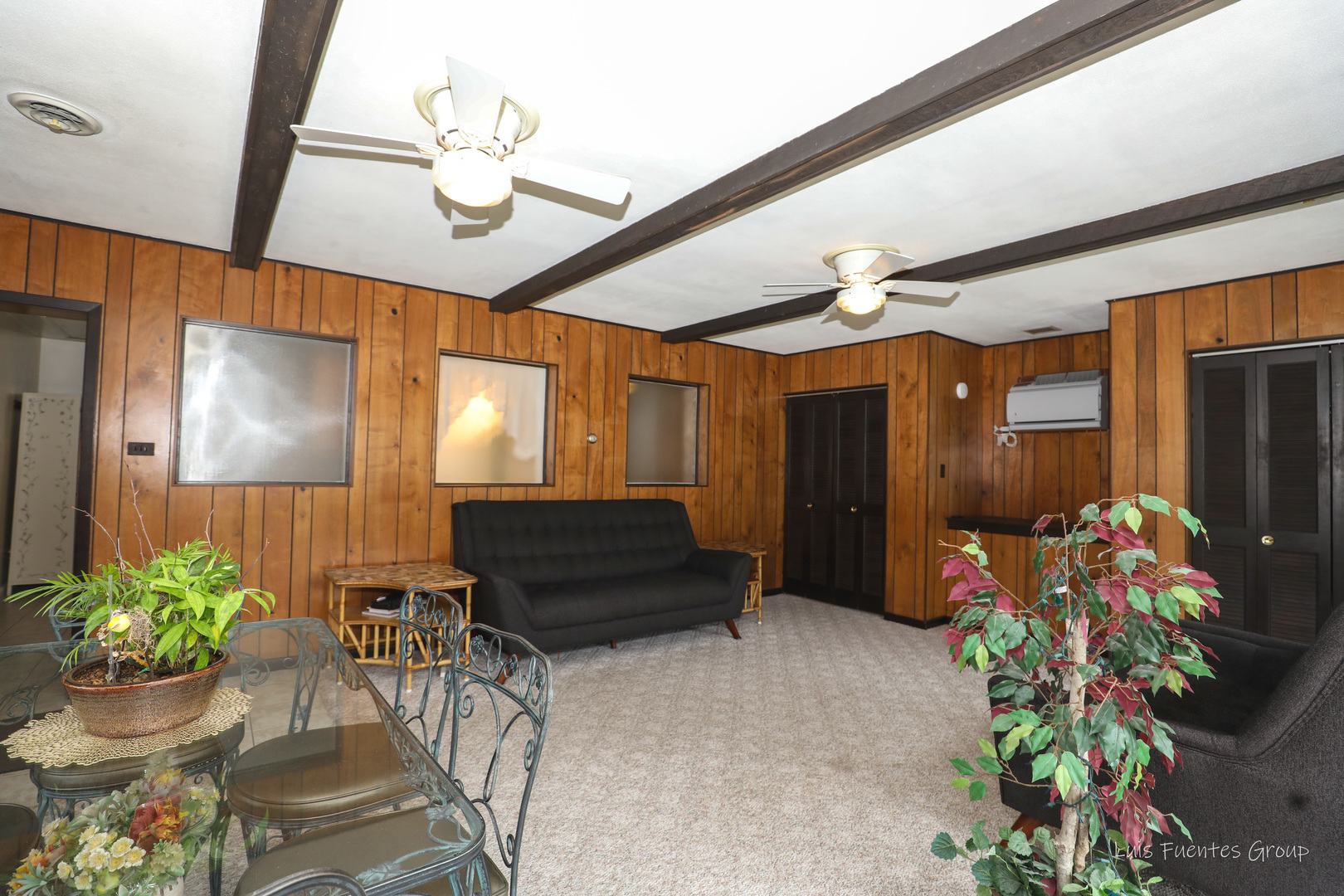 623 Wesley Drive Park Ridge, IL 60068 - Photo 11 of 23 a living room with furniture and flowers
