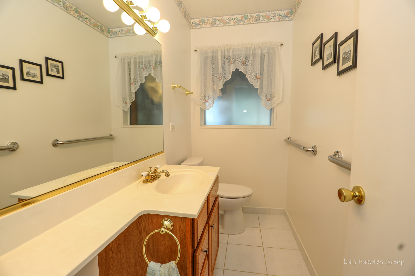 623 Wesley Drive Park Ridge, IL 60068 - Photo 18 of 23 a bathroom with a sink and a mirror
