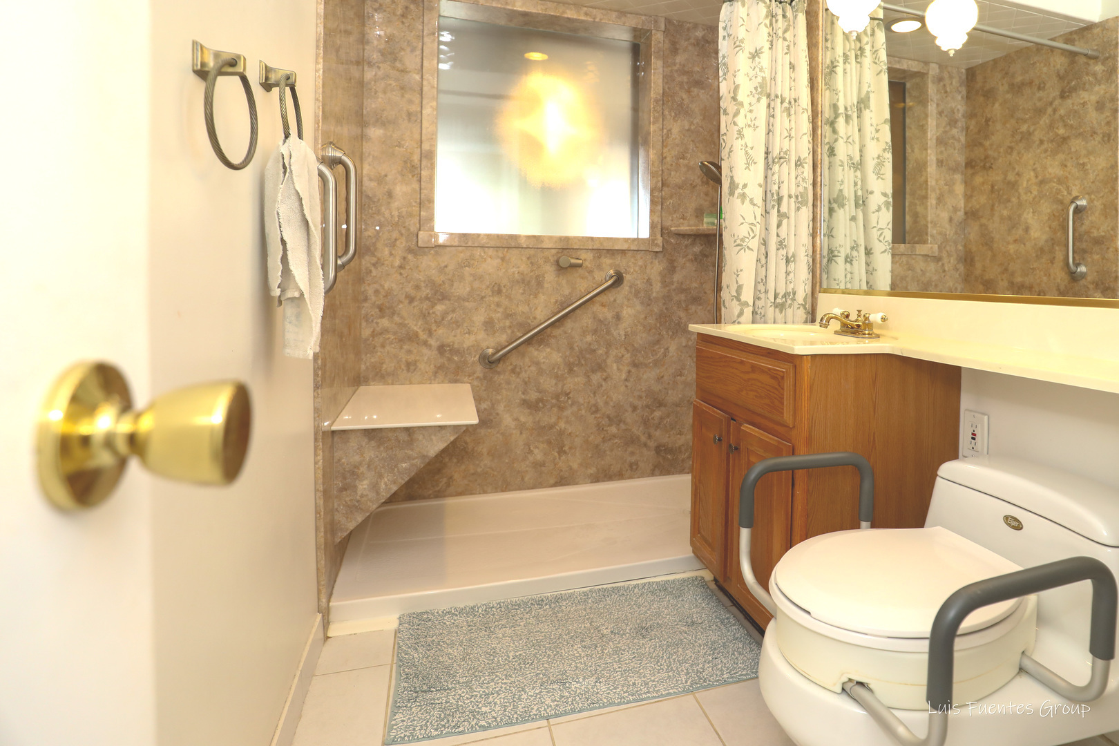623 Wesley Drive Park Ridge, IL 60068 - Photo 19 of 23 a bathroom with a sink mirror bathtub and toilet
