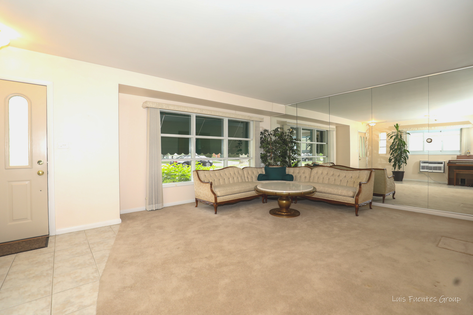 623 Wesley Drive Park Ridge, IL 60068 - Photo 6 of 23 a living room with furniture and a potted plant
