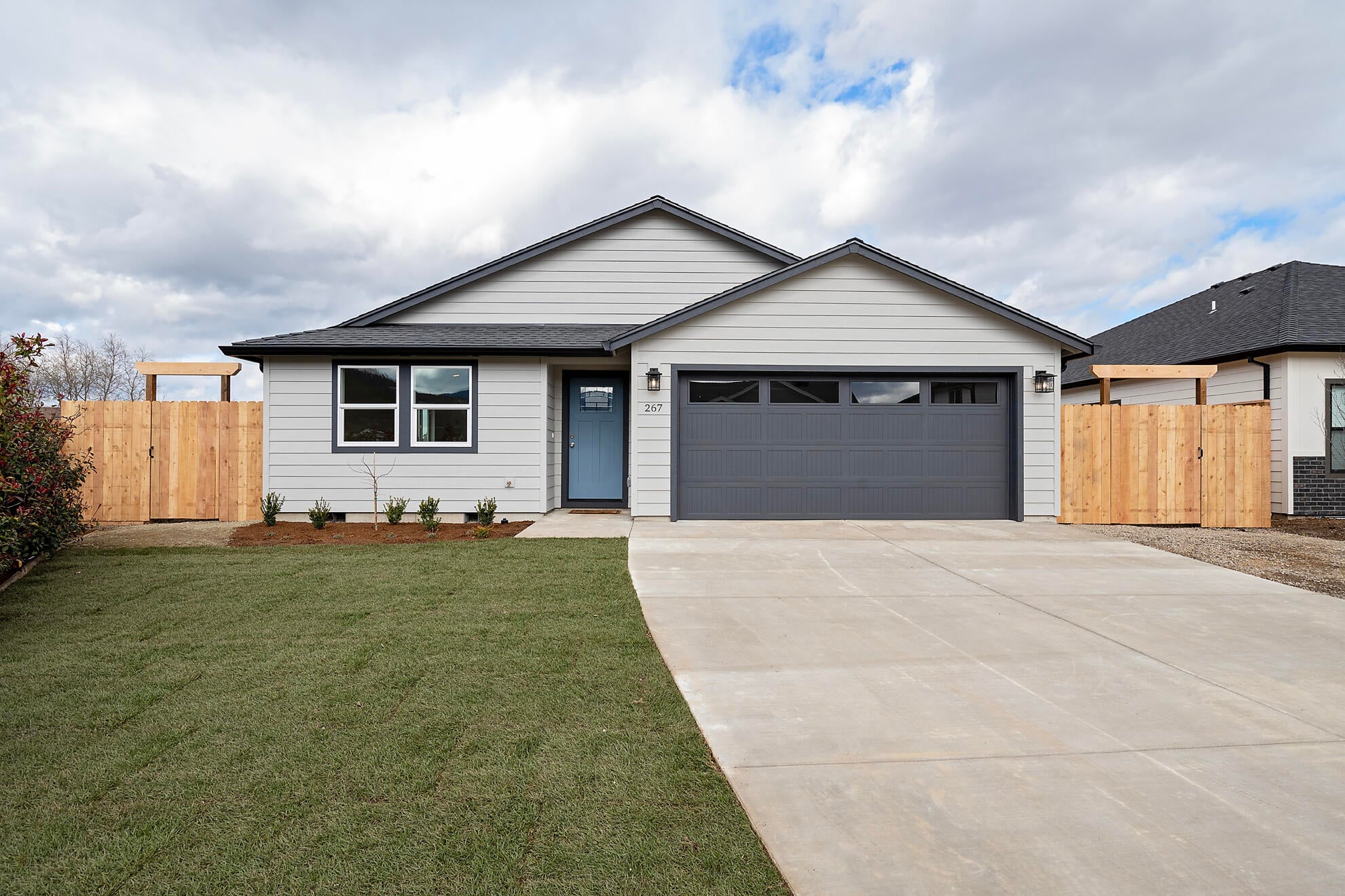 267 Samuel Lane Loop Road Phoenix, OR 97535 - Photo 1 of 16 front