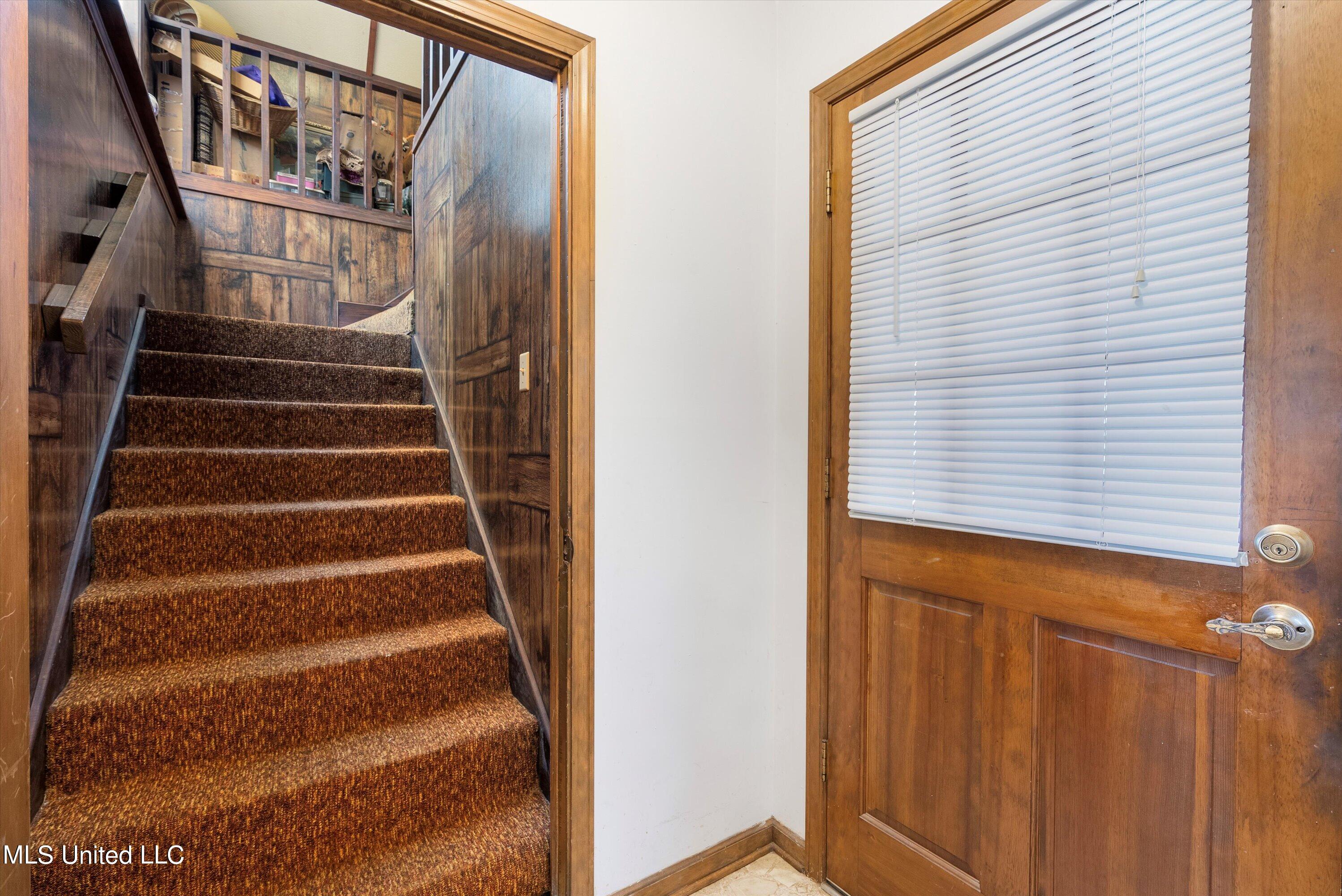 7100 Blue Grass Road Olive Branch, MS 38654 - Photo 11 of 23 16-Stairs